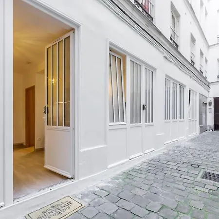 Lovely In Louvre Paris