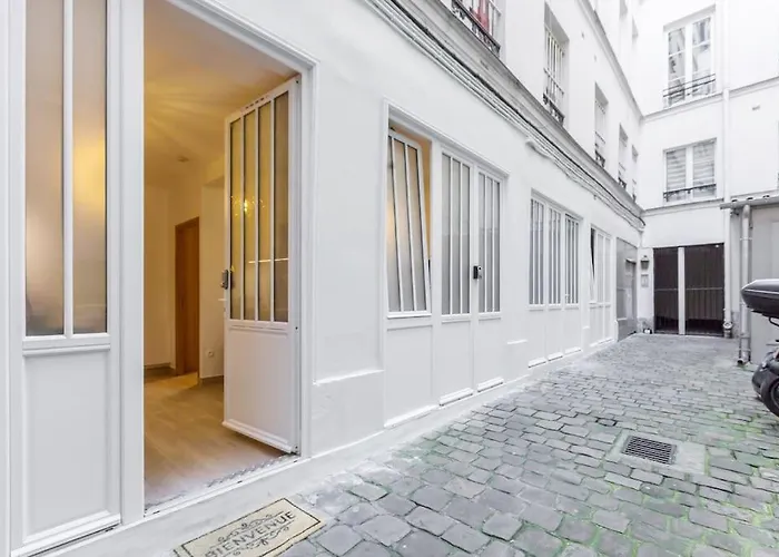 Lovely In Louvre Paris